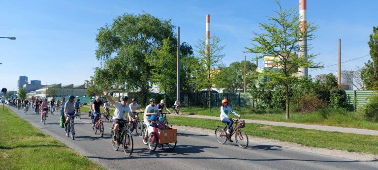 Bunte Fahrraddemo für den Erhalt von 1.200 Bäumen