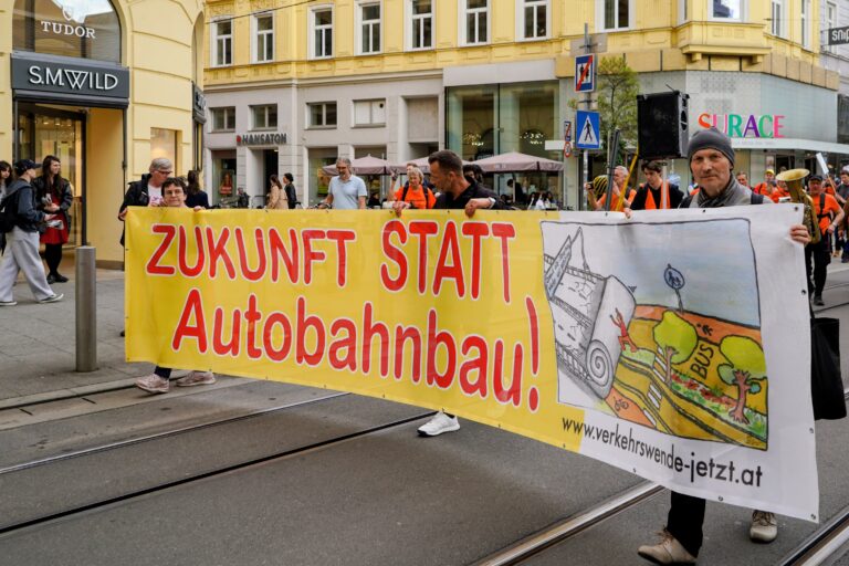 Parents For Future OÖ bei Demo gegen A26-Autobahnbau