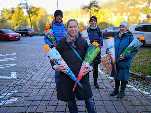 Read more about the article Parents For Future Tirol übergaben Schultüten an Parteiobleute des Tiroler Landtags