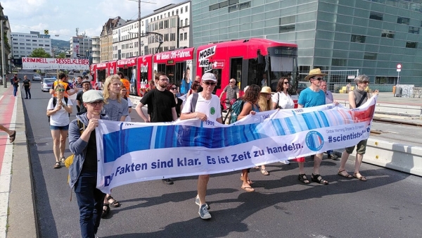 Read more about the article Parents For Future OÖ beteiligten sich an Solidaritäts-Demo für Letzte Generation Deutschland! (2.6.2023)