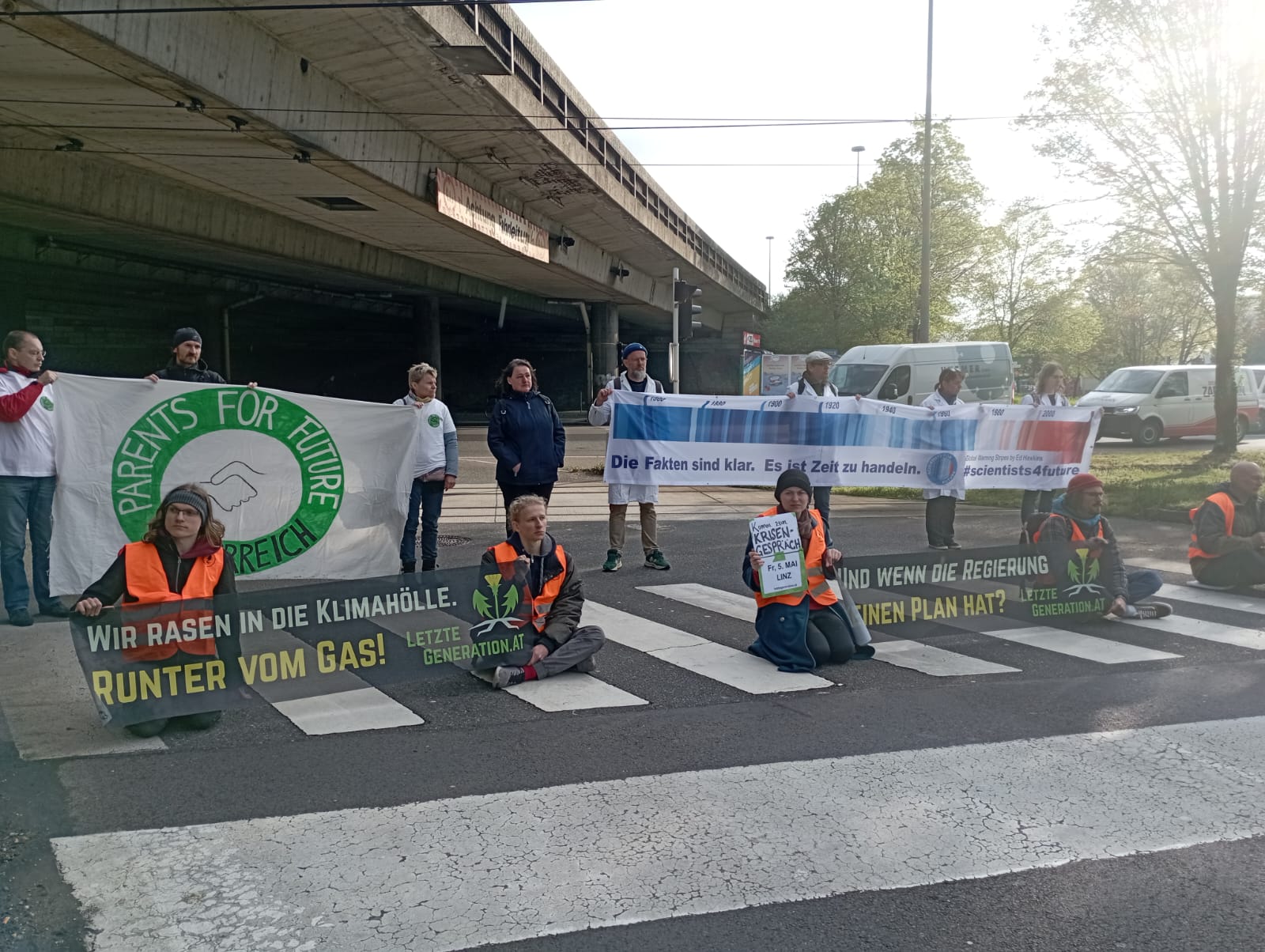 You are currently viewing Parents For Future: “Autolobbyisten und Klimawende-Blockierer müssen gebremst werden!” (25.4.2023)