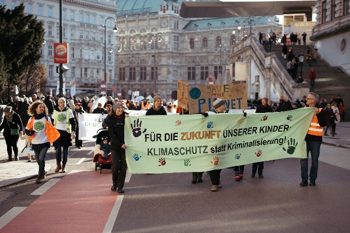 Für die Zukunft unserer Kinder! Protestmarsch zum Parlament